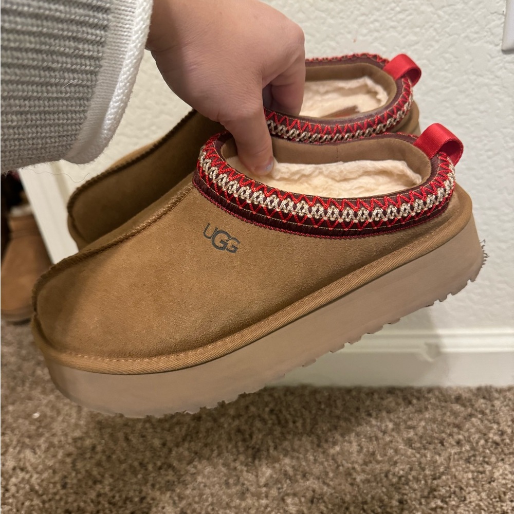 Women’s UGG TAZZ.